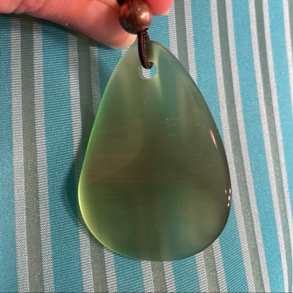 Green teardrop shape cord drop necklace - Picture 12 of 13